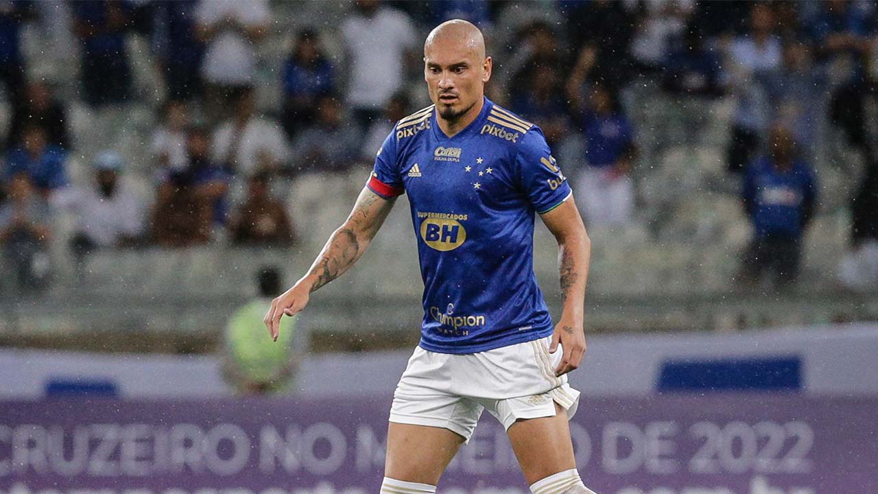 Zagueiro falou que se sentiu desrespeitado no Cruzeiro e foi jogar no Santos