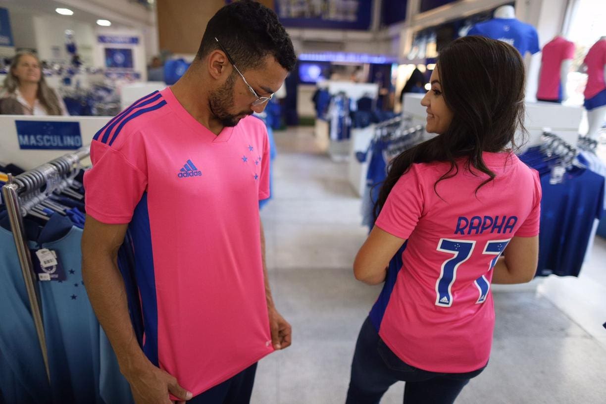 Camisa rosa do Cruzeiro faz sucesso e se esgota em lojas