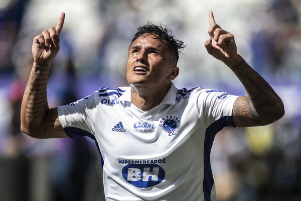 Jogador do Cruzeiro não esquece das origens e faz ação emocionante para ajudar comunidade