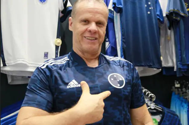 Camisa do acesso era de outro time e foi ‘reciclada’ para o Cruzeiro
