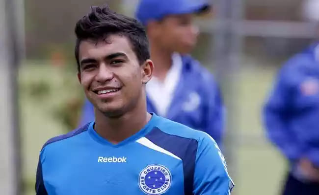Atacante formado no Cruzeiro foi jogador no Qatar e rendeu muito dinheiro