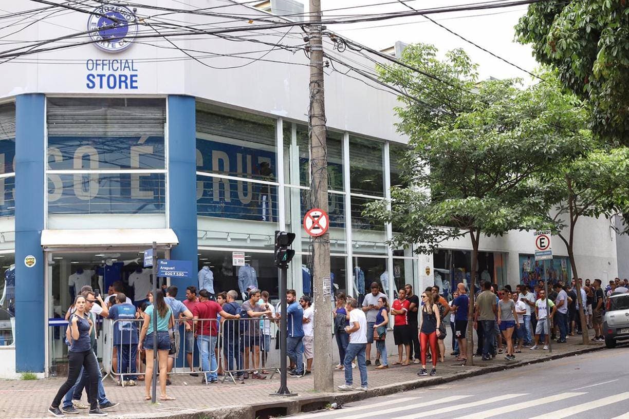 Nova camisa do Cruzeiro é sucesso entre os torcedores e gera fila em loja oficial