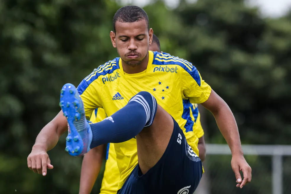 Zagueiro renova com Ponte Preta e está fora dos planos do Cruzeiro para 2023