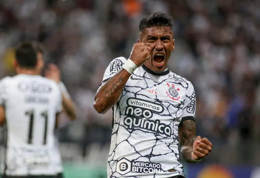 Jogador do Corinthians se emociona em entrevista e rasga elogios ao gestor do Cruzeiro