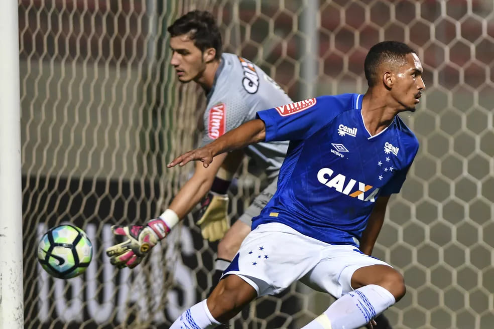 Ele foi formado pelo Cruzeiro e agora brilha no futebol da Inglaterra