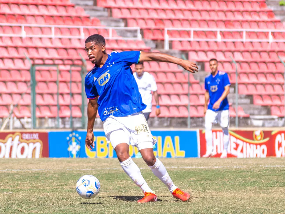 Proposta de renovação é recusada e meia tem futuro incerto no Cruzeiro