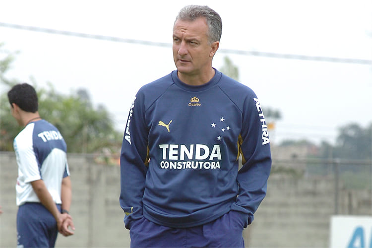 Ex-técnico do Cruzeiro detona presença de treinadores estrangeiros na Seleção