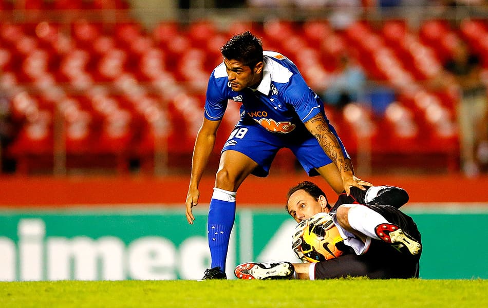 Atacante que participou do elenco histórico do Cruzeiro em 2013 é anunciado pelo rival