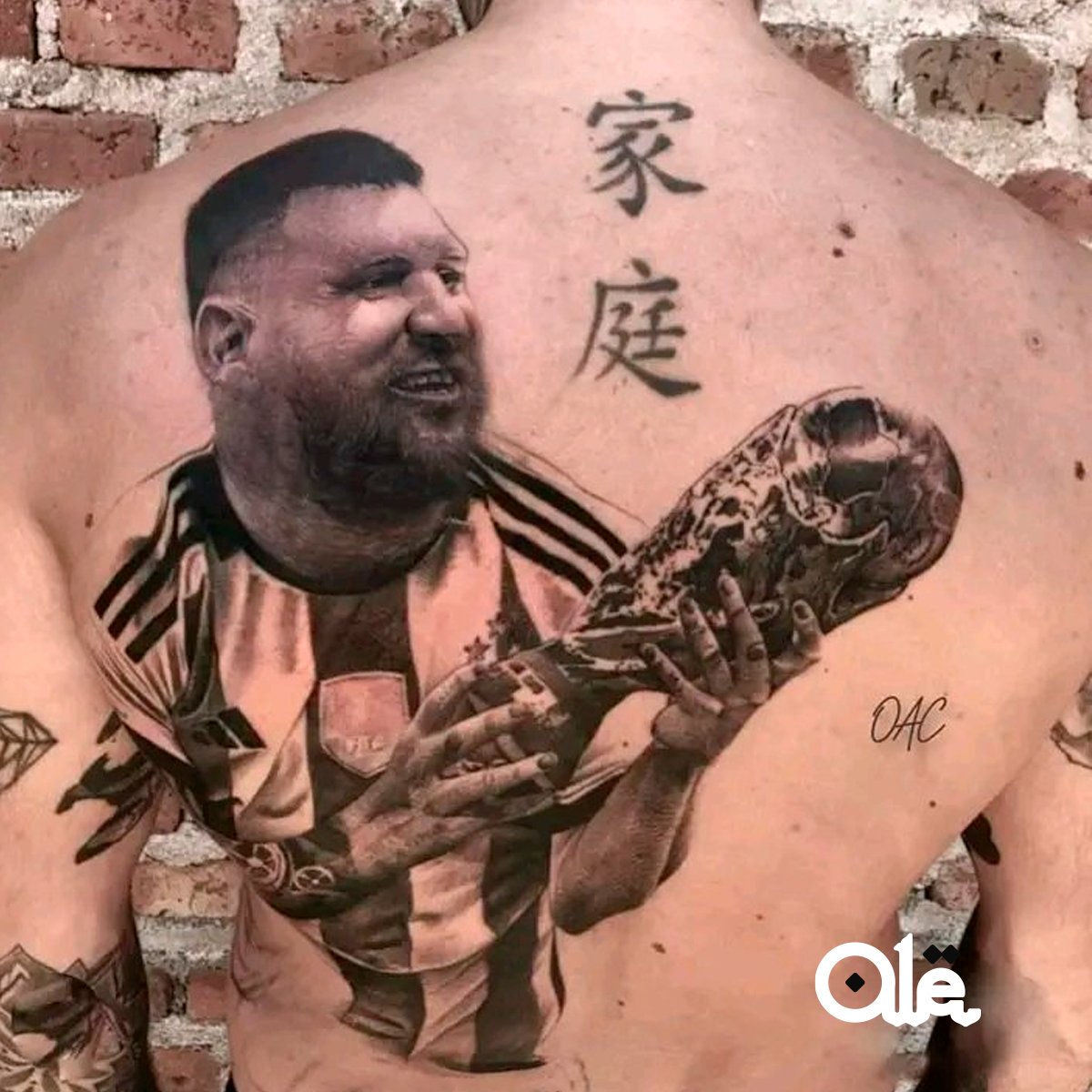 Tatuagem bizarra de Messi viraliza; relembre torcedor do Cruzeiro que tatuou lendas do clube