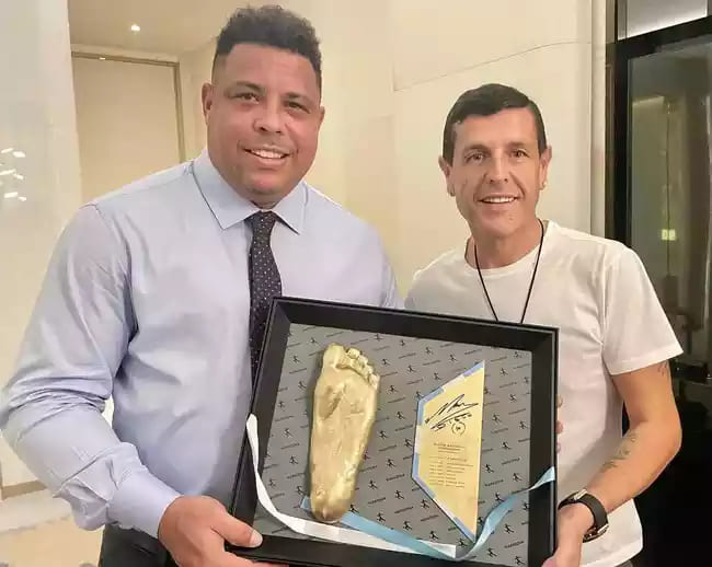 Dono do Cruzeiro é homenageado no Catar com presente em memória a Maradona