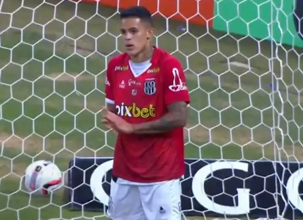 Wallisson já vivenciou situação bizarra em duelo contra o Cruzeiro pela Série B