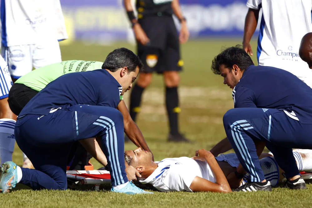 Cruzeiro divulga situação do zagueiro que saiu de ambulância em jogo da Copinha