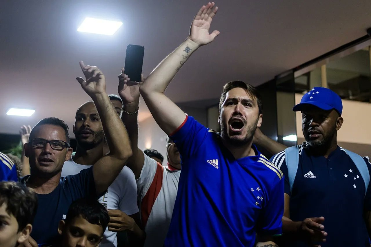 Elenco do Cruzeiro tem calorosa recepção em Patrocínio