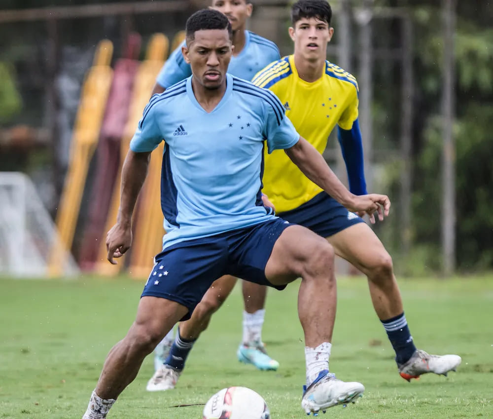 Matheus Davó revela preferência de posição em campo e expõe pressão que sentiu no estilo de jogo do Cruzeiro