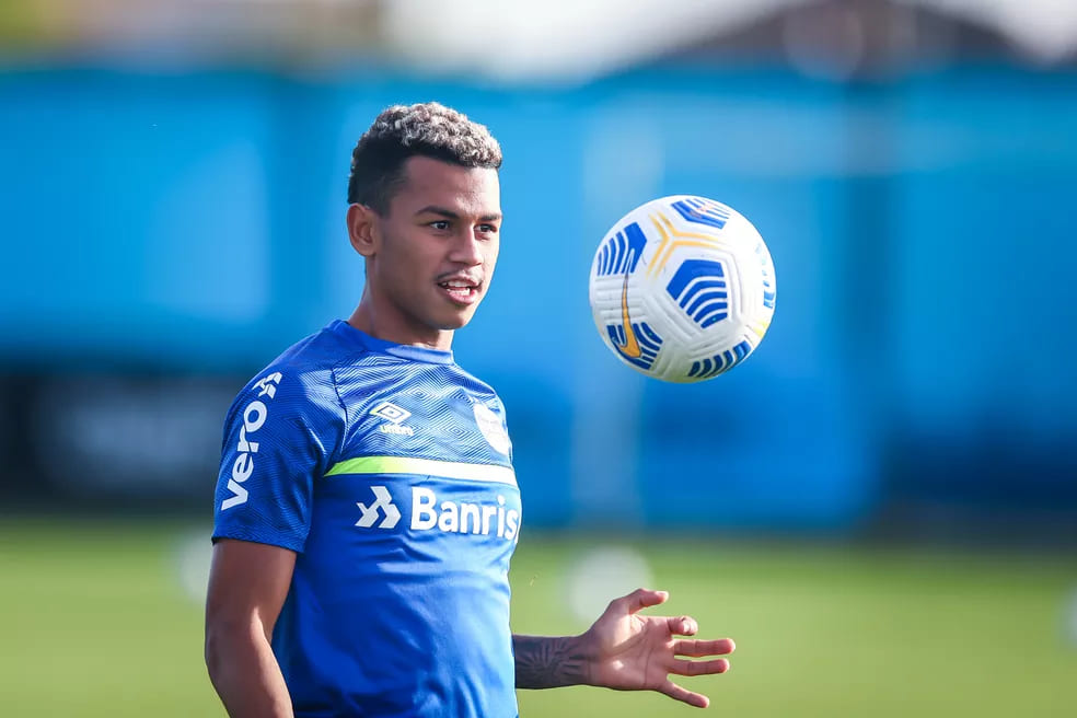 Salário de Fernando Henrique cabe nas contas do Cruzeiro e Ronaldo precisa garantir a contratação