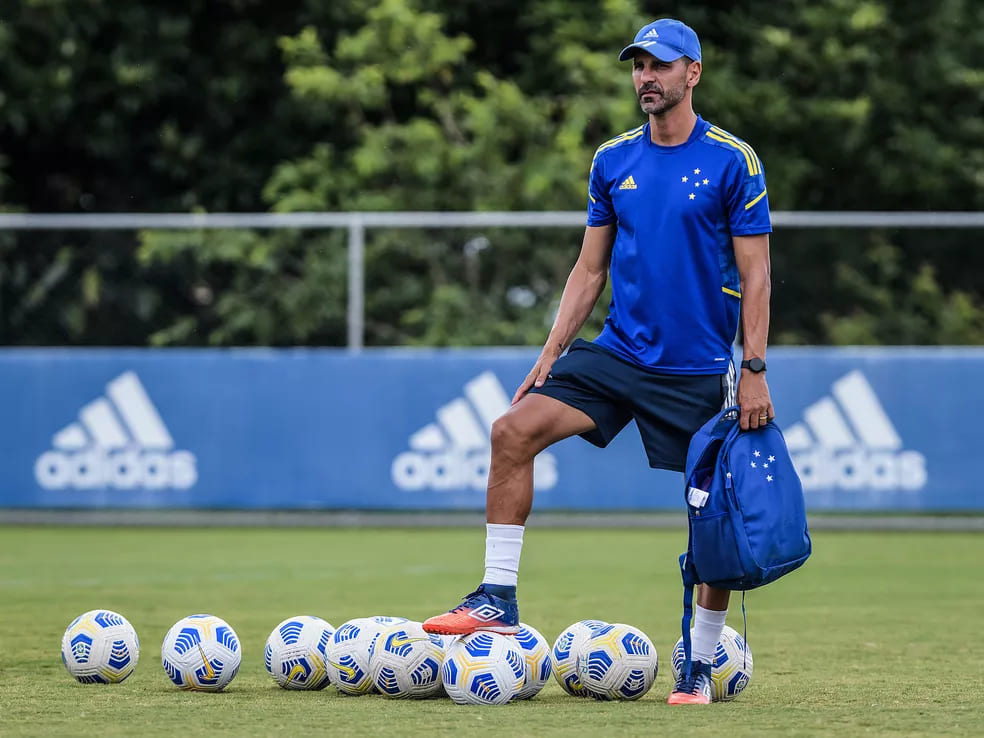 Ex-técnico do Cruzeiro joga os podres no ventilador e verdade sobre empresários vem à tona