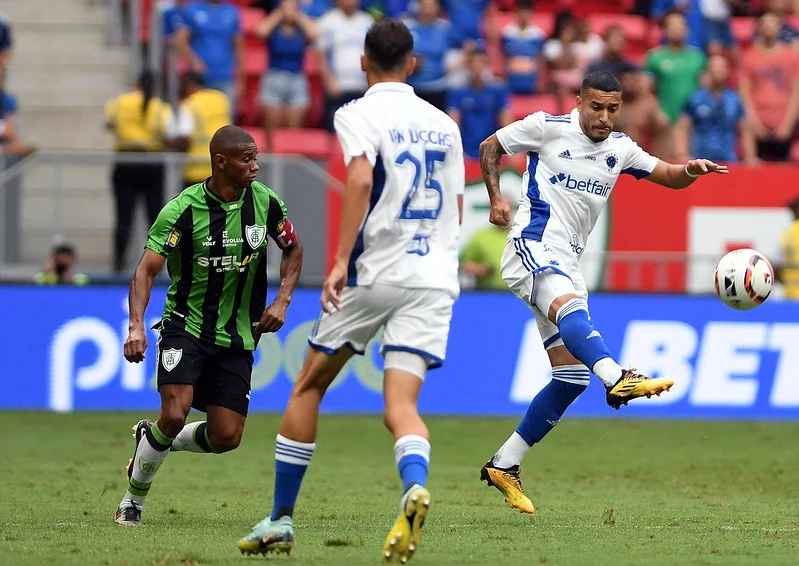 Com erro de estreante, Cruzeiro perde para o América-MG