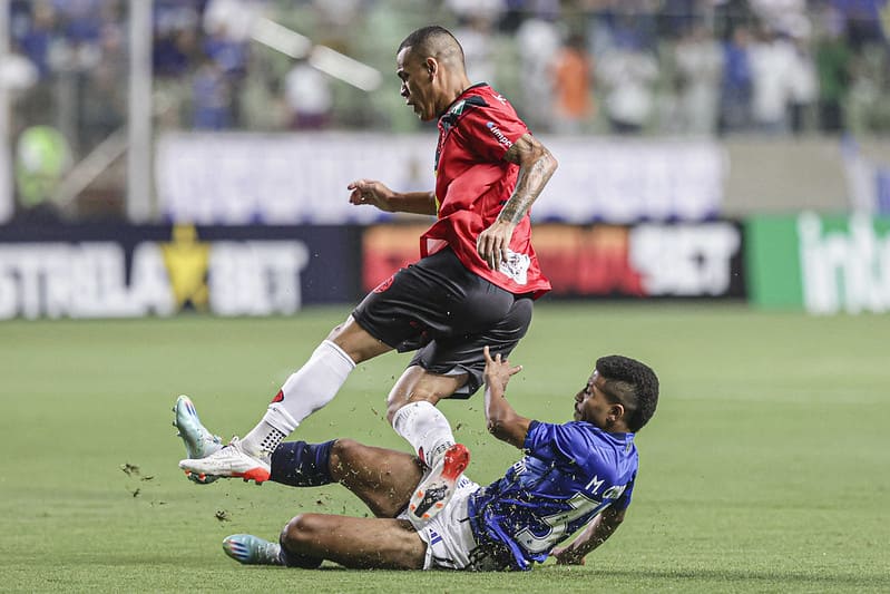 Torcida xinga e jogador do Cruzeiro se sente ofendido