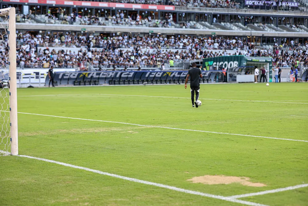 Após intriga com o Cruzeiro, Minas Arena entrega gramado com manchas para Atlético-MG x América-MG