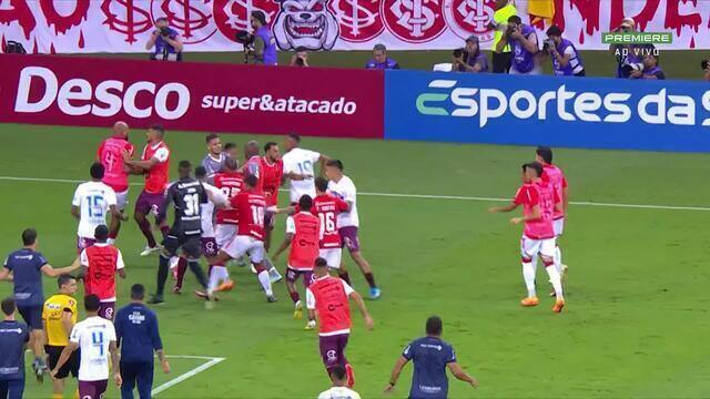 Zagueiro desejado pelo Cruzeiro perdeu a cabeça e pode sofrer grave punição por agredir o rival