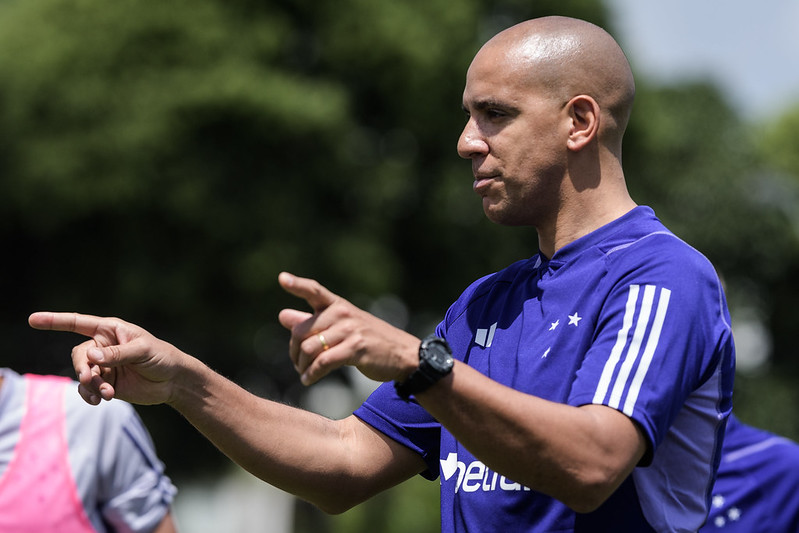 Treinador do Cruzeiro pega pesado e já chega dando punição a jogadores