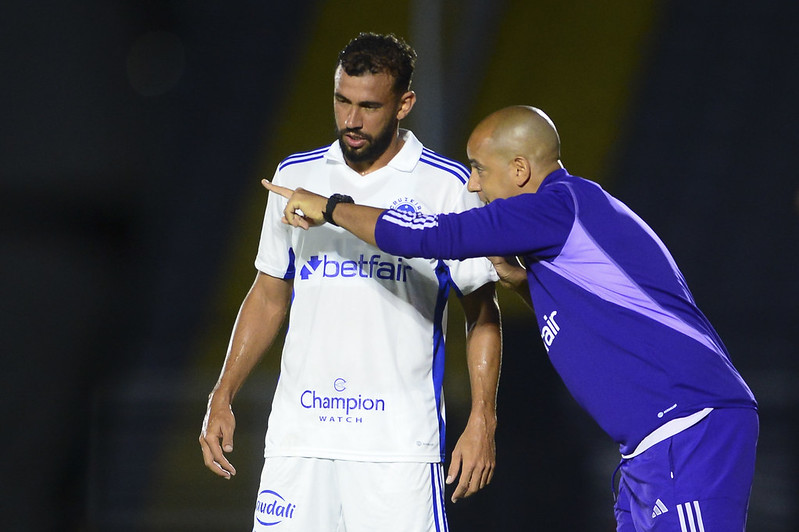 Primeiro tempo de Bragantino x Cruzeiro tem erros técnicos grosseiros