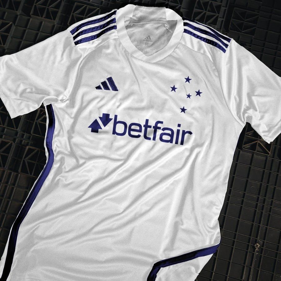 Bomba: Confira imagens da nova camisa do Cruzeiro