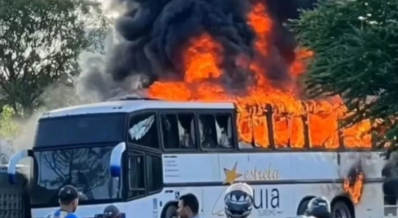 Máfia Azul sofre ataque e tem ônibus incendiado em Recife
