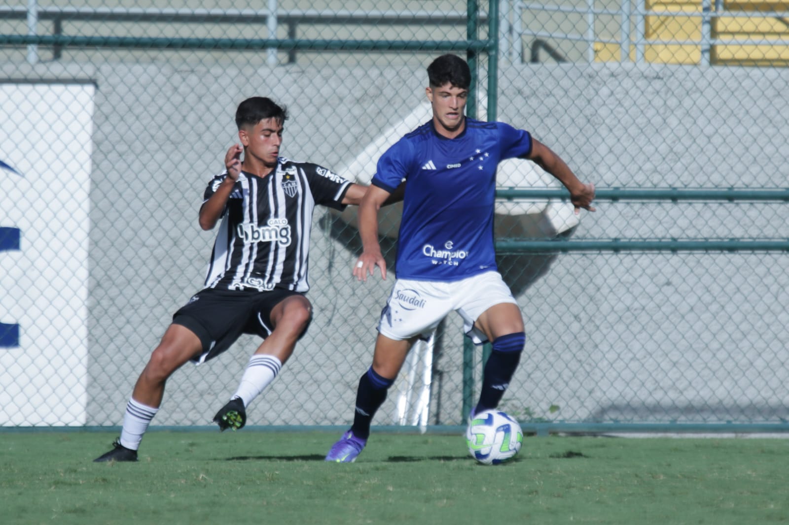 Elenco do Cruzeiro fez festa no vestiário após humilhar o Atlético-MG