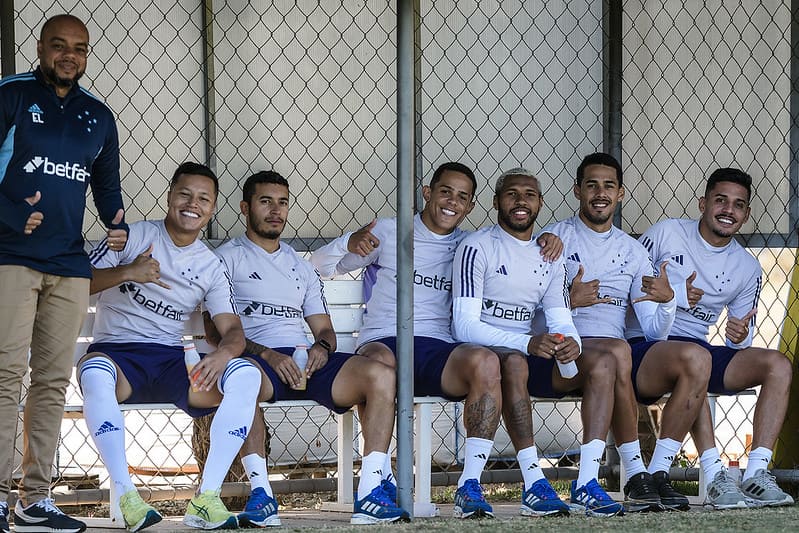 Jogadores do Cruzeiro são pegos de surpresa na Toca da Raposa