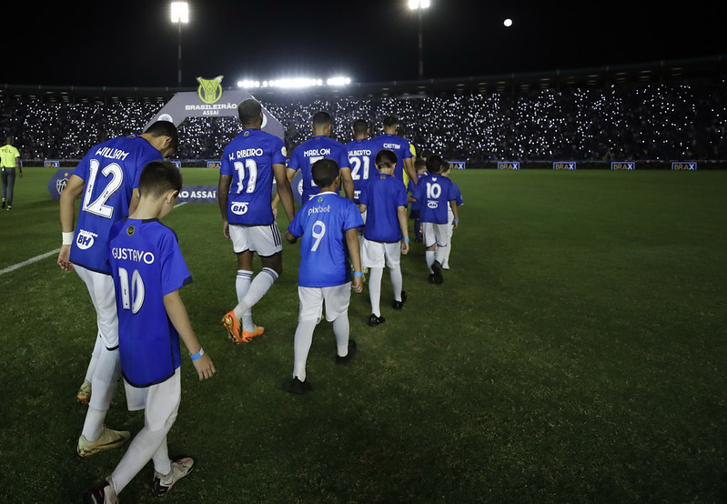 cruzeiro-entrando-em-campo-classico-com-atletico