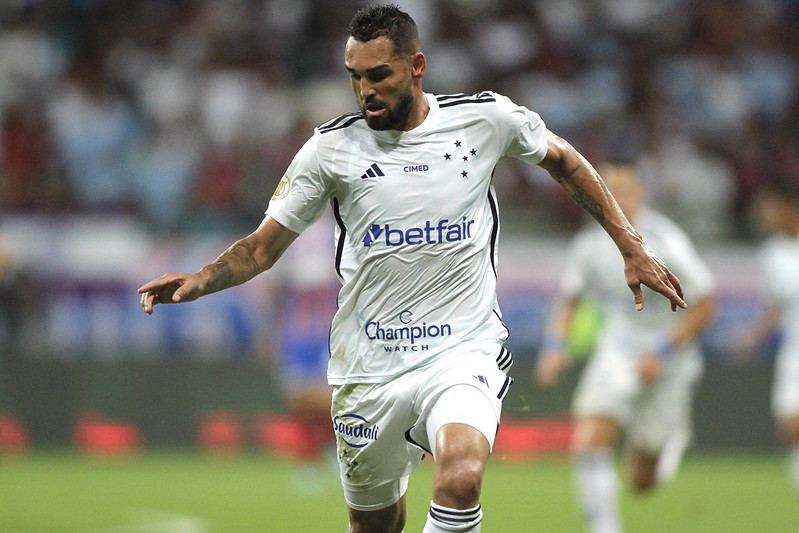 Gilberto quase chora e pede desculpas por jejum de gols no Cruzeiro