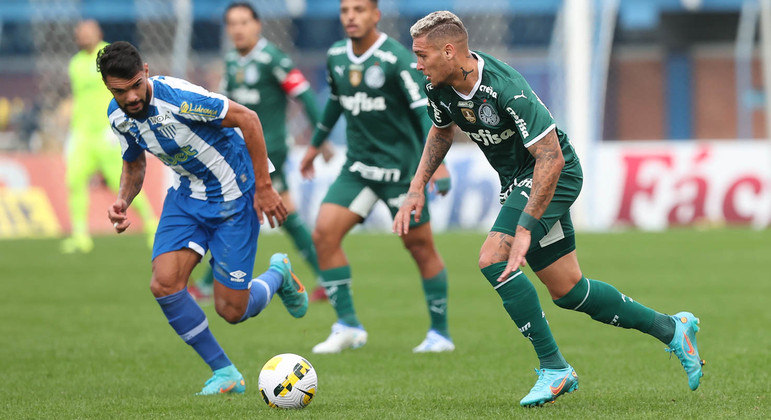 navarro-domina-bola-palmeiras-