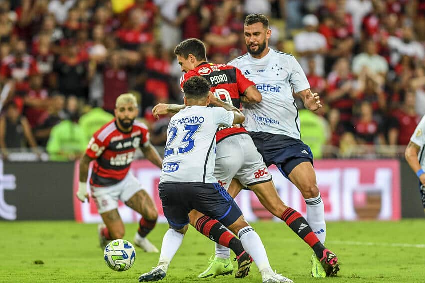 Cruzeiro faz proposta por camisa 9 de gigante clube da Série A
