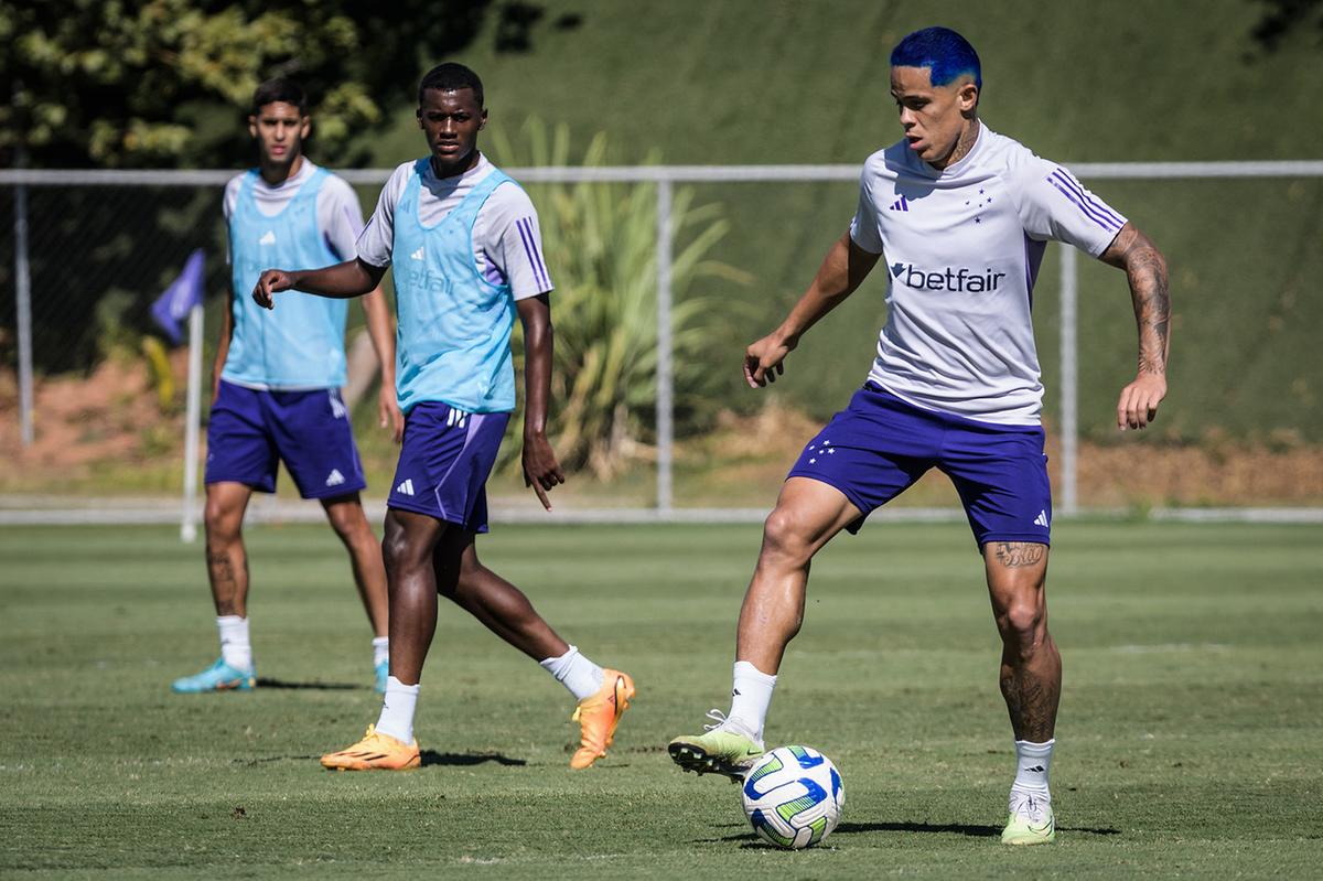 Jogador do Cruzeiro adere a novo visual para homenagear o clube