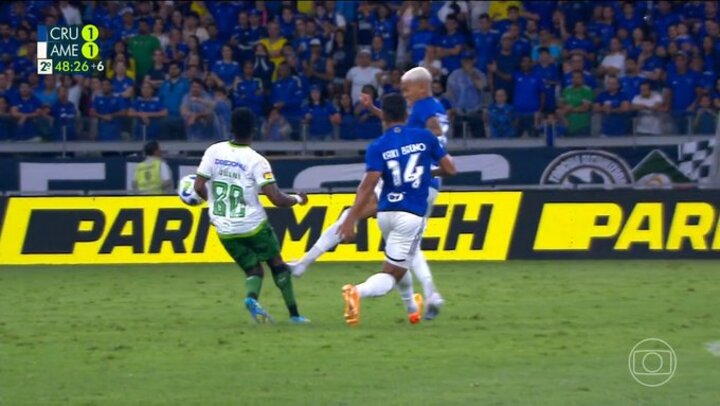 Jogador do Cruzeiro dá entrada CRIMINOSA e é expulso! Veja o lance