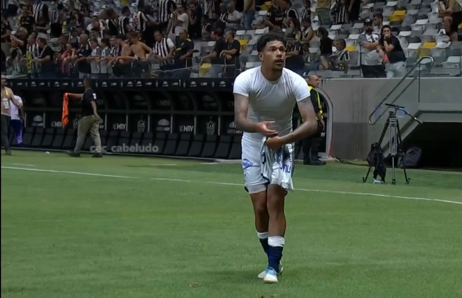 Machado HUMILHA Atlético e simula jogar milho no gramado da Arena MRV