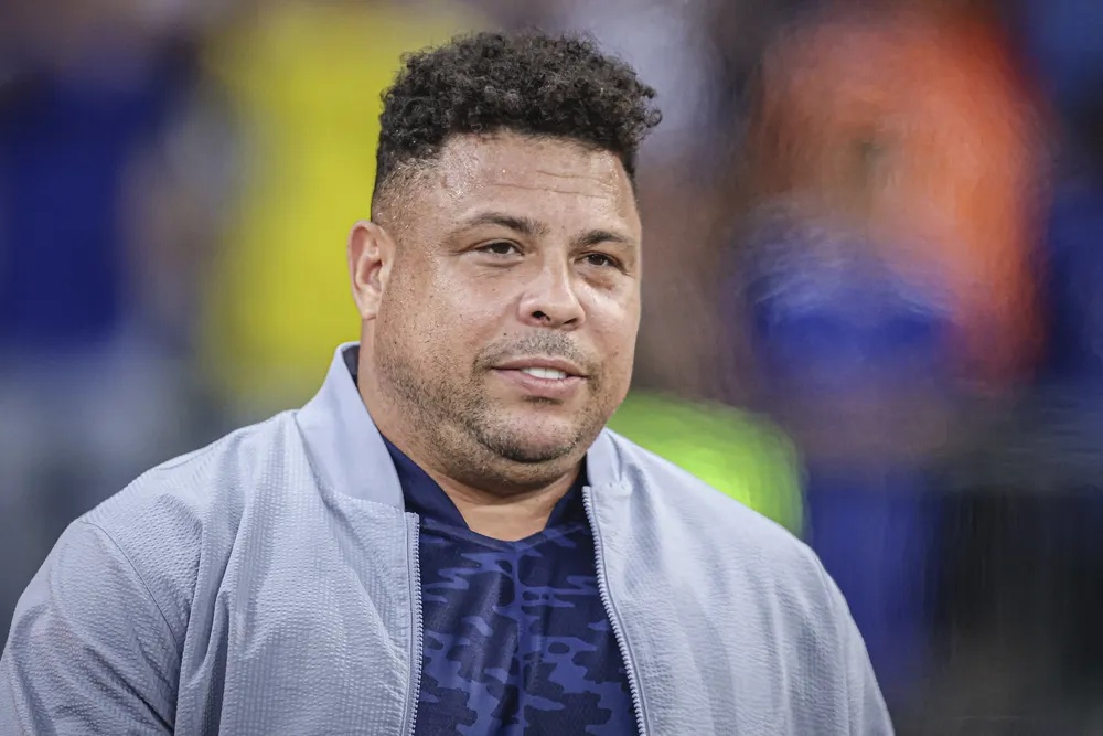 Ronaldo mente na cara dura e faz torcida de palhaça