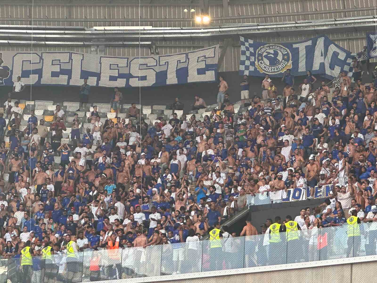 Cruzeiro vence e mostra grandeza no primeiro clássico na arena do rival