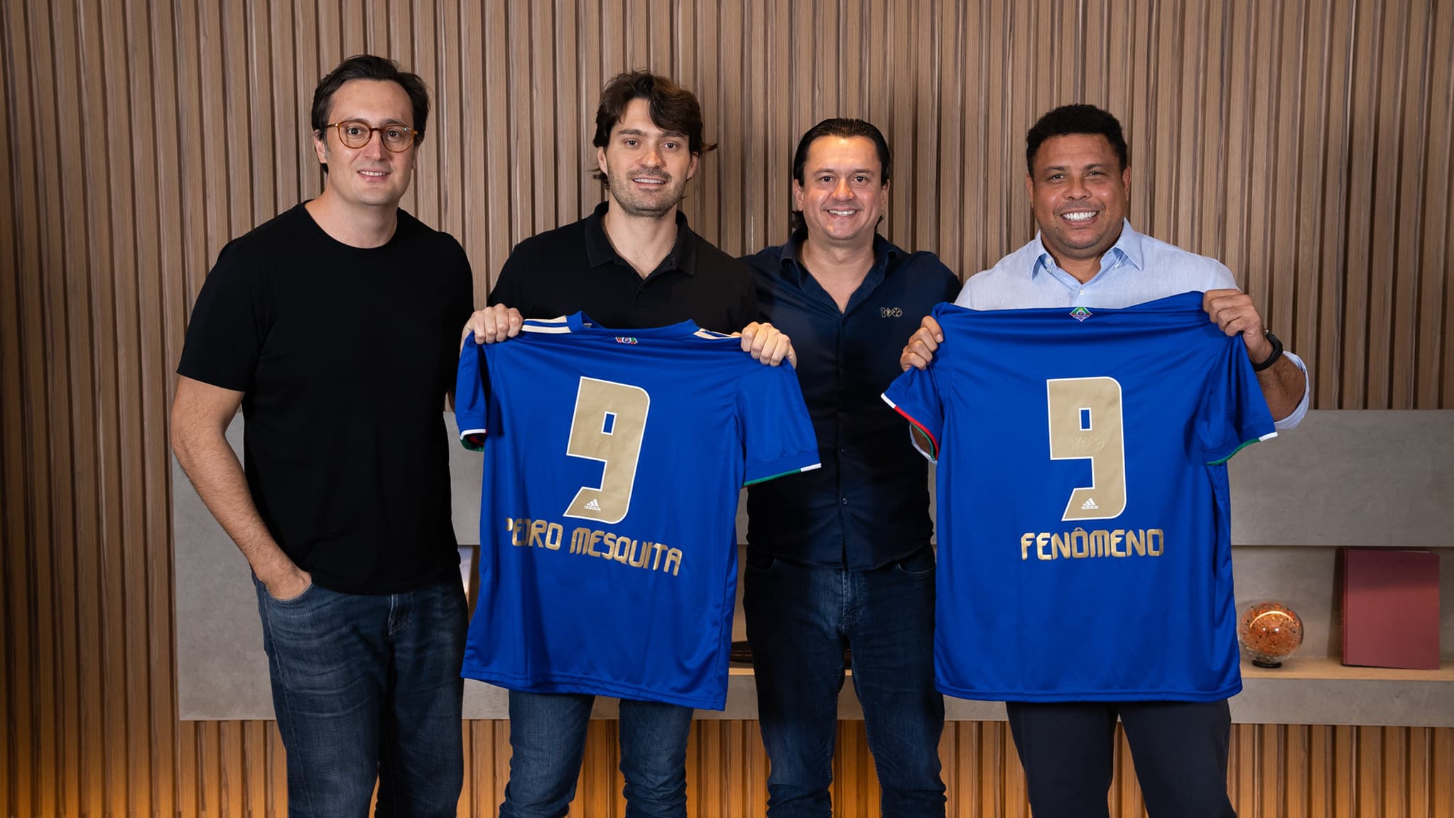 Ronaldo ao lado de Pedro Mesquita na assinatura do contraot de compra do Cruzeiro.