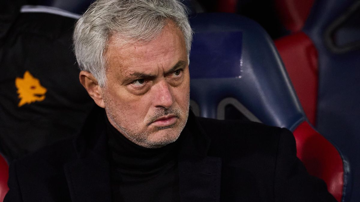 José Mourinho sentado no banco de reservas