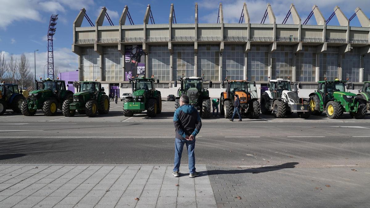 Mais de 1000 tratores foram colocados no estádio de Ronaldo Fenômeno