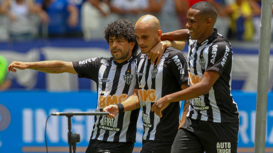 Fábio Santos não durou muito tempo aposentado e já assinou novo contrato