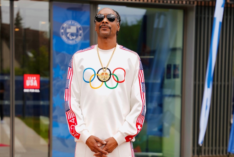 Um dos maiores medalhistas  olímpicos se aposentou e agora dá aulas de natação para Snoop Dogg