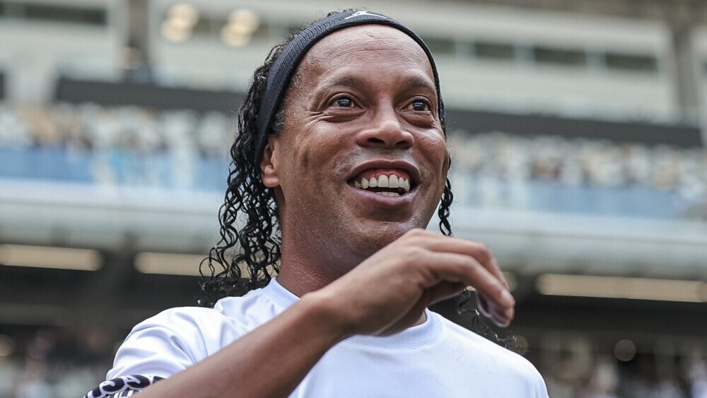 Ronaldinho Gaúcho aceita proposta e ganha data para voltar aos gramados