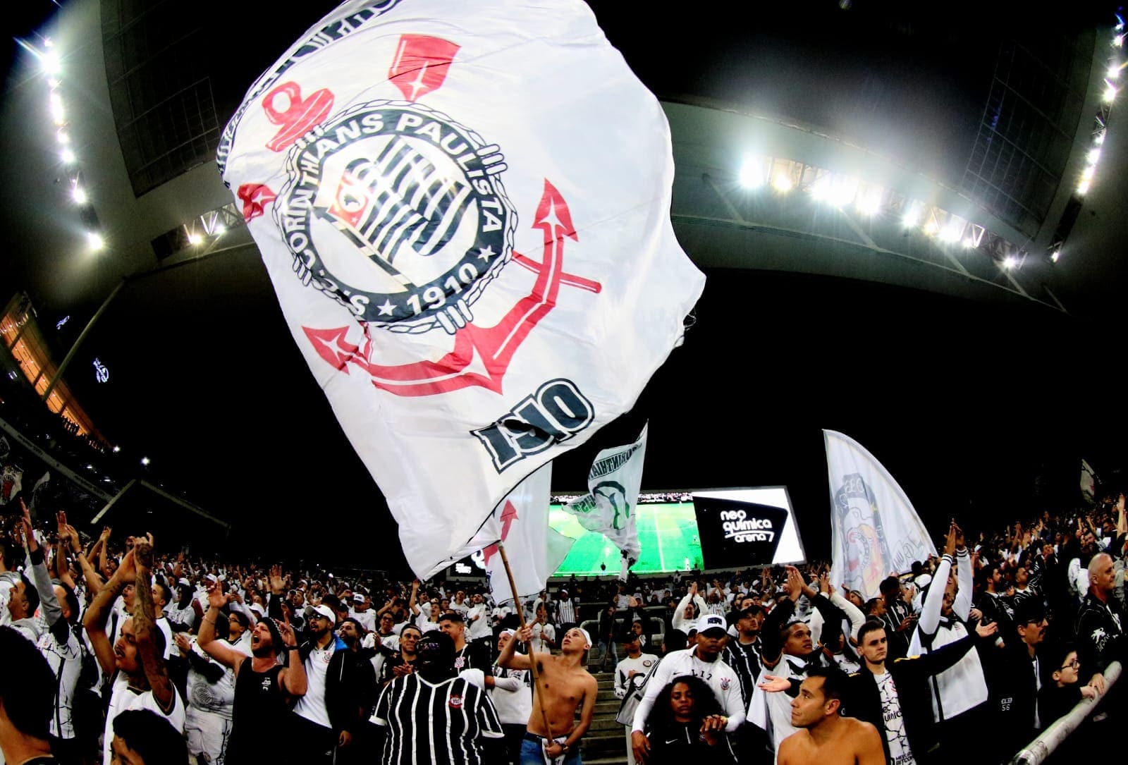Corinthians não quer nem saber e contrata Nenê