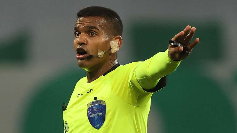 Já tinha visto? Jogadores erram pênaltis de propósito para protestar contra arbitragem
