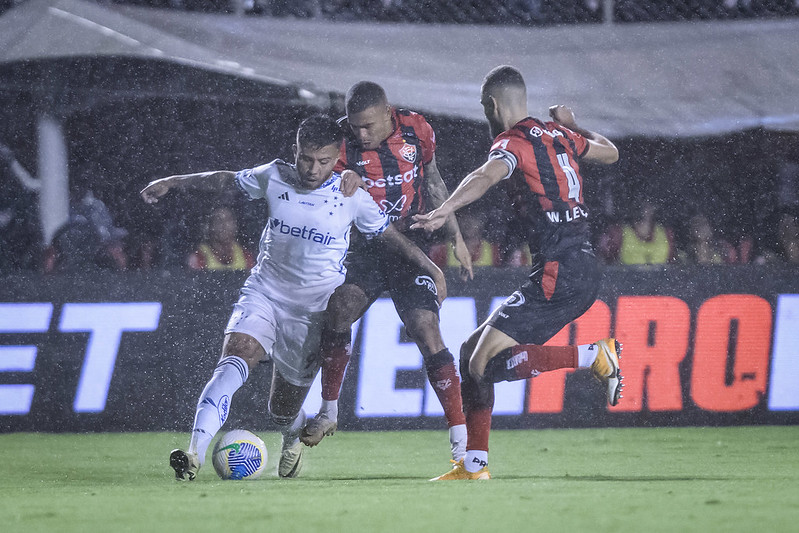 Meia do Cruzeiro é curto e grosso ao responder sobre bola na mão em lance de gol