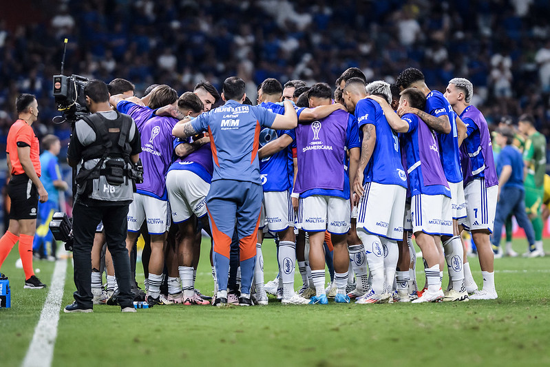 Zagueiro do Cruzeiro toma atitude nobre e faz pedido de desculpas à torcida
