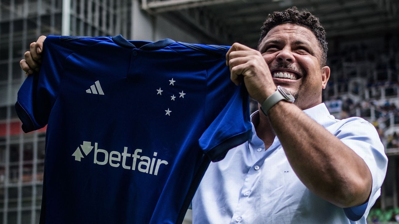 Ronaldo Fenômeno entregou a 9 do Cruzeiro para Carlos Alcaraz